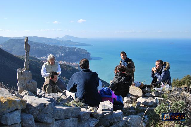 spuntino col dito puntato in alto.JPG